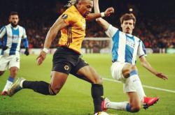 爱游戏娱乐 -包含冲刺阶段欧联焦点战，洛杉矶快船防线松动，震撼外界，临场指挥获称赞的词条